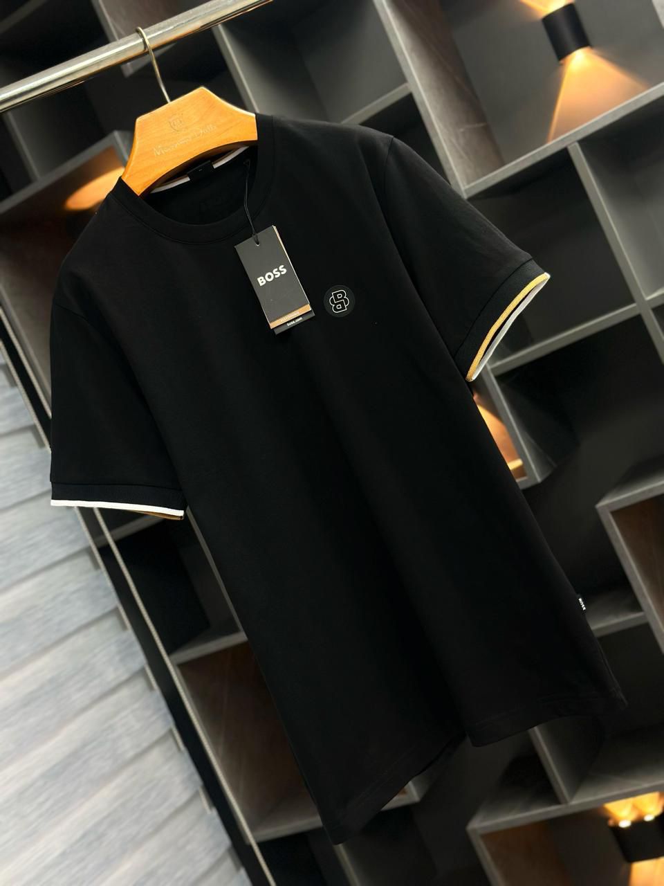 Camiseta Blanca Minimal Detalle Contrastado