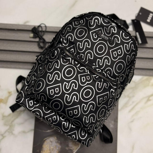 Mochila Negra Urbana con Diseño Monograma
