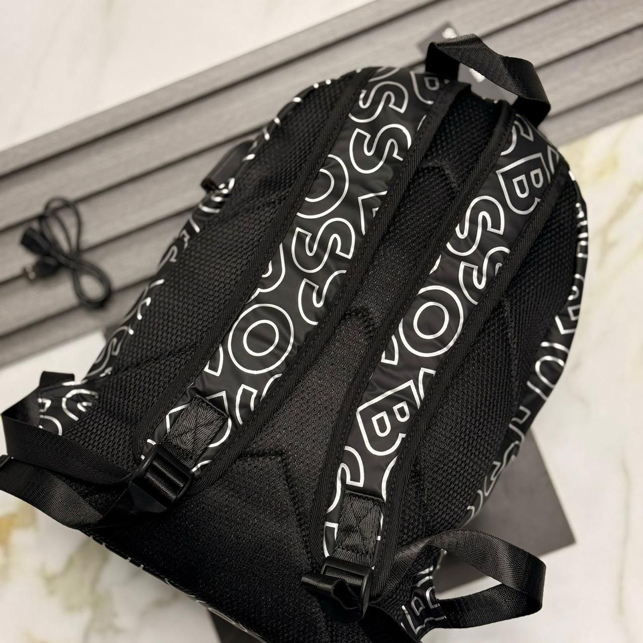 Mochila Negra Urbana con Diseño Monograma