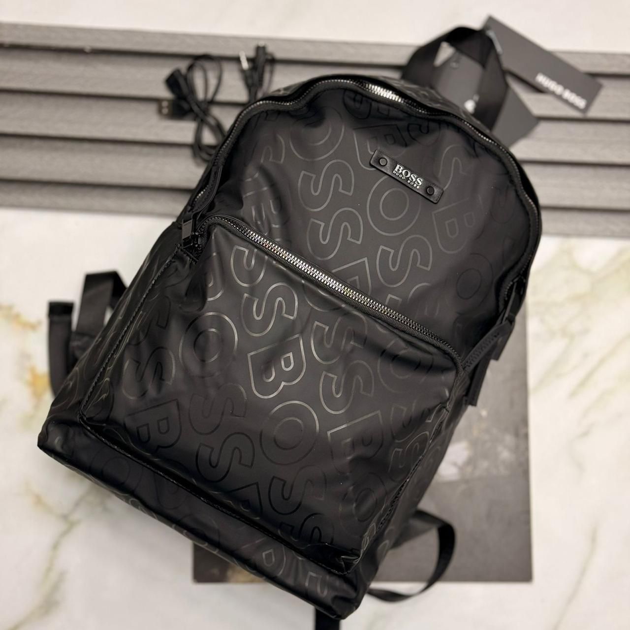 Mochila Negra Urbana con Diseño Monograma