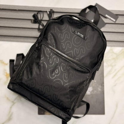 Mochila Negra Urbana con Diseño Monograma