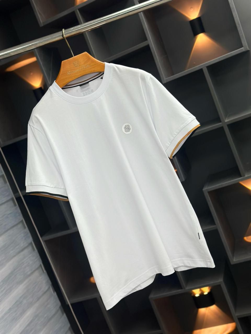 Camiseta Blanca Minimal Detalle Contrastado